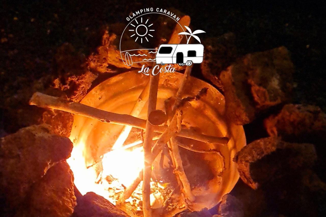 טינאחו Glamping Caravan Lanzarote מראה חיצוני תמונה