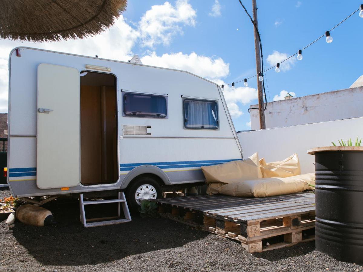 טינאחו Glamping Caravan Lanzarote מראה חיצוני תמונה