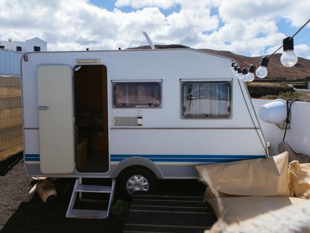 טינאחו Glamping Caravan Lanzarote מראה חיצוני תמונה