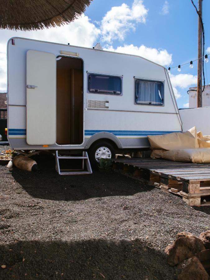 טינאחו Glamping Caravan Lanzarote מראה חיצוני תמונה